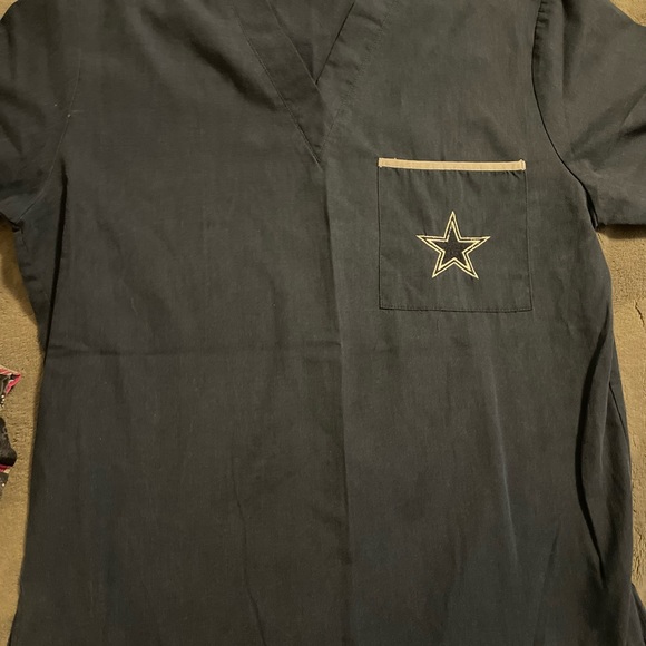 Scrub tops - Picture 3 of 16